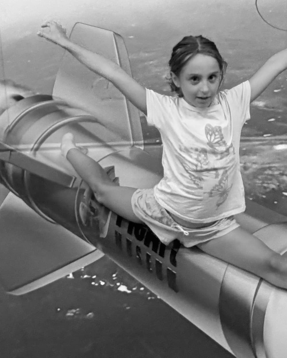 Alina in einer spielerischen Weltraumkulisse